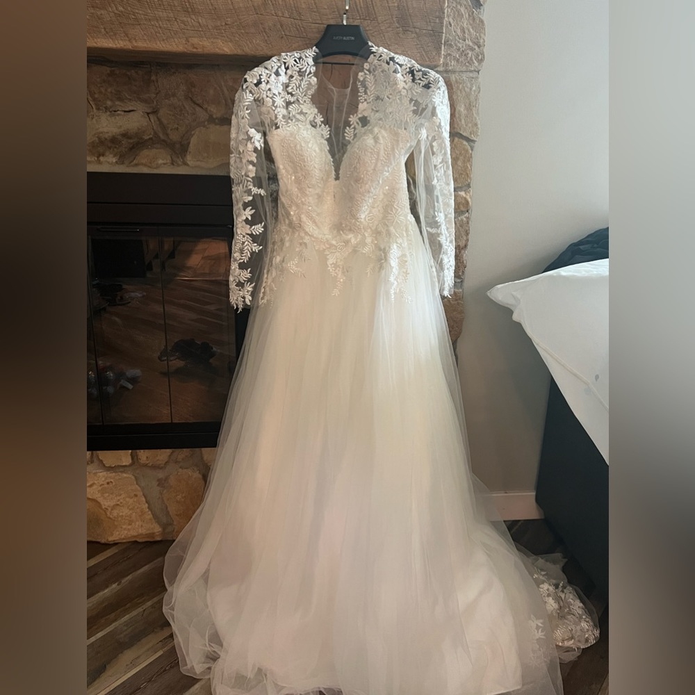 Avery Austin wedding dress. New in dress bag. Size 12/14